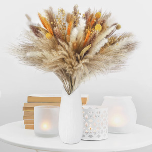 Arreglos de flores con pampas.