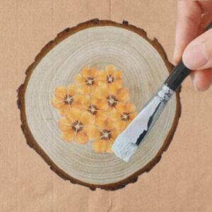 Formas de sujetar flores secas a la madera.