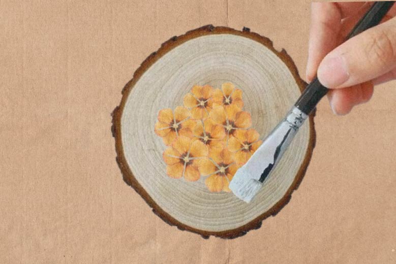 Aprende a pegar u fijar flores secas en madera.